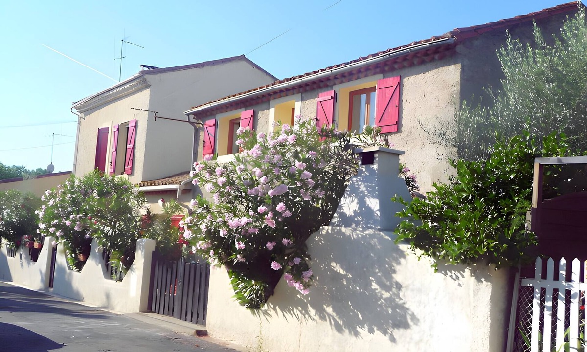 Colombiers Apartment | "Galet" room with shared terrace, Wi-Fi, and air conditioning