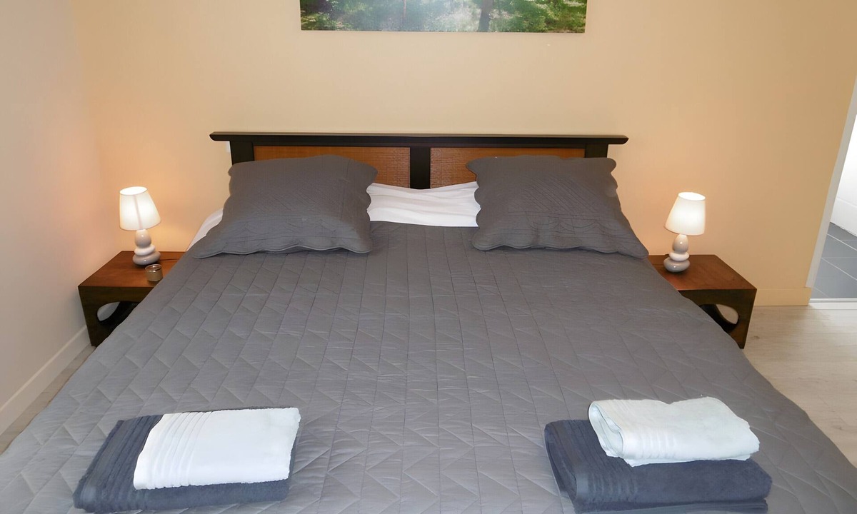 Castera-Bouzet Bed & Breakfast | Galets de Garonne Room with Shared Pool