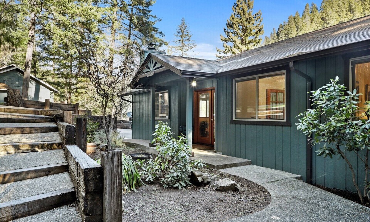 Galice Cabin | Galice Lodge House on the scenic Rogue River