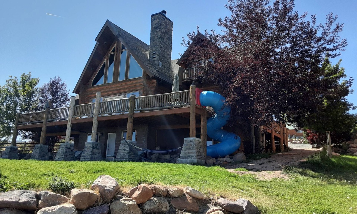 Garden City Cabin | Galilee Lodge CUSTOM BUILT LOG CABIN NEAR BEACH & WALK TO THE DOWNTOWN, W/VIEW