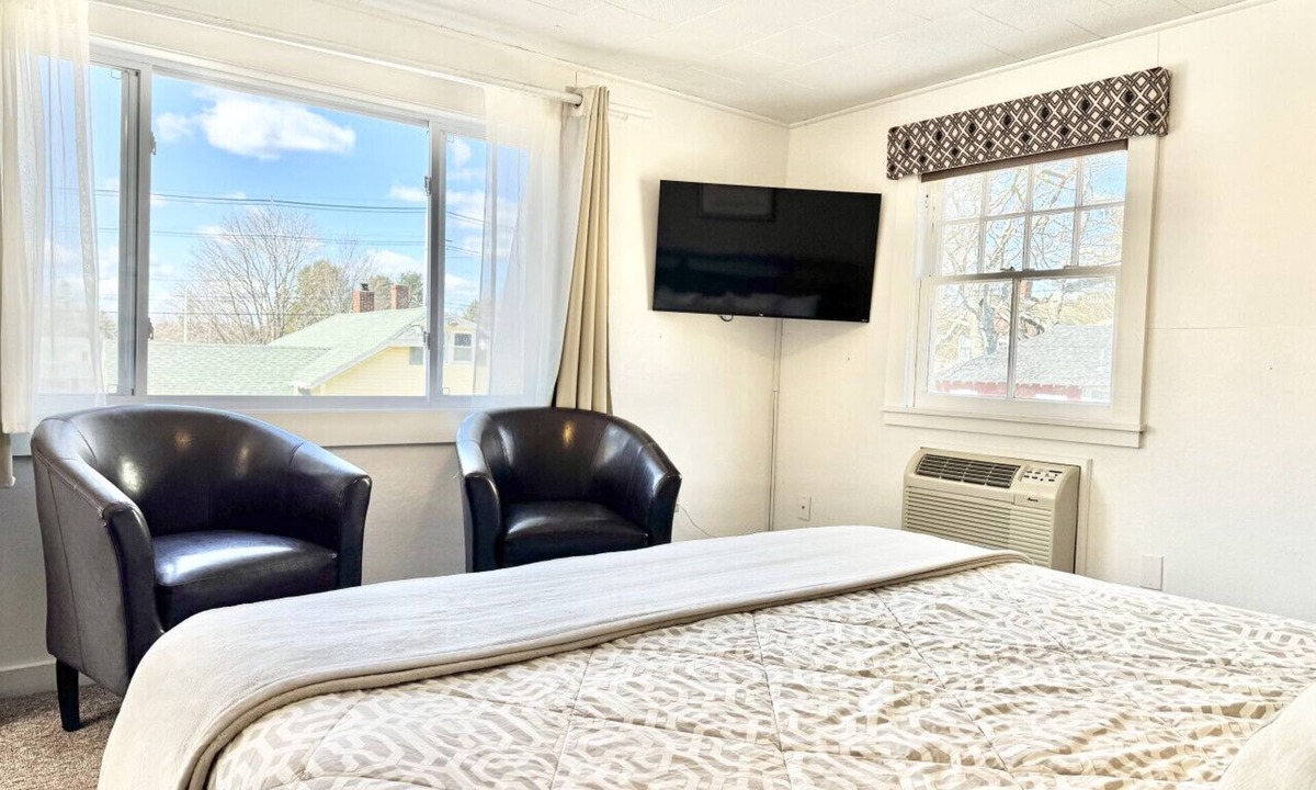 Hulls Cove Cabin | Gallagher`s Travels Cabin Six (King)