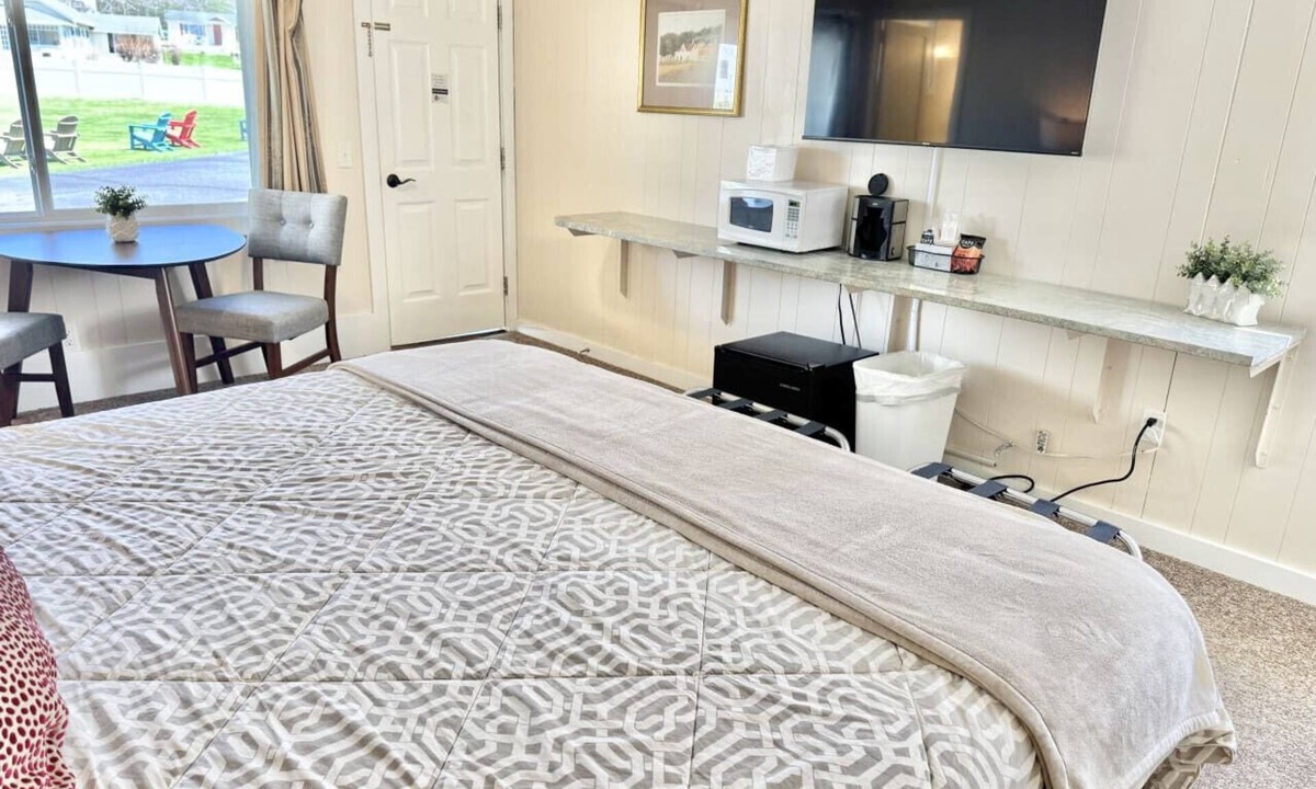 Hulls Cove Bed & Breakfast | Gallagher`s Travels Room 8 (King)