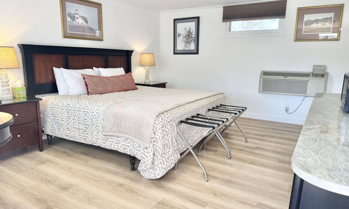 Hulls Cove Bed & Breakfast | Gallagher`s Travels Room 12 (King Bed)