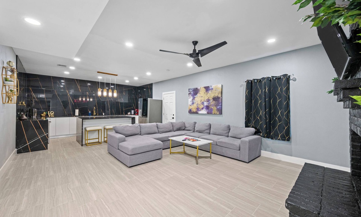 Houston House | Galleria 5BR Home w/Pool & Free Parking - Sleeps Groups & Families