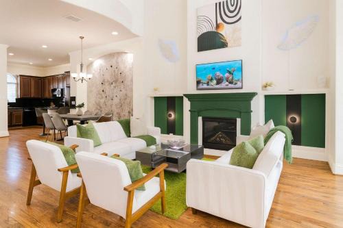 Woodlake - Briar Meadow House | Galleria Getaway Private Pool Sleeps Up to 10