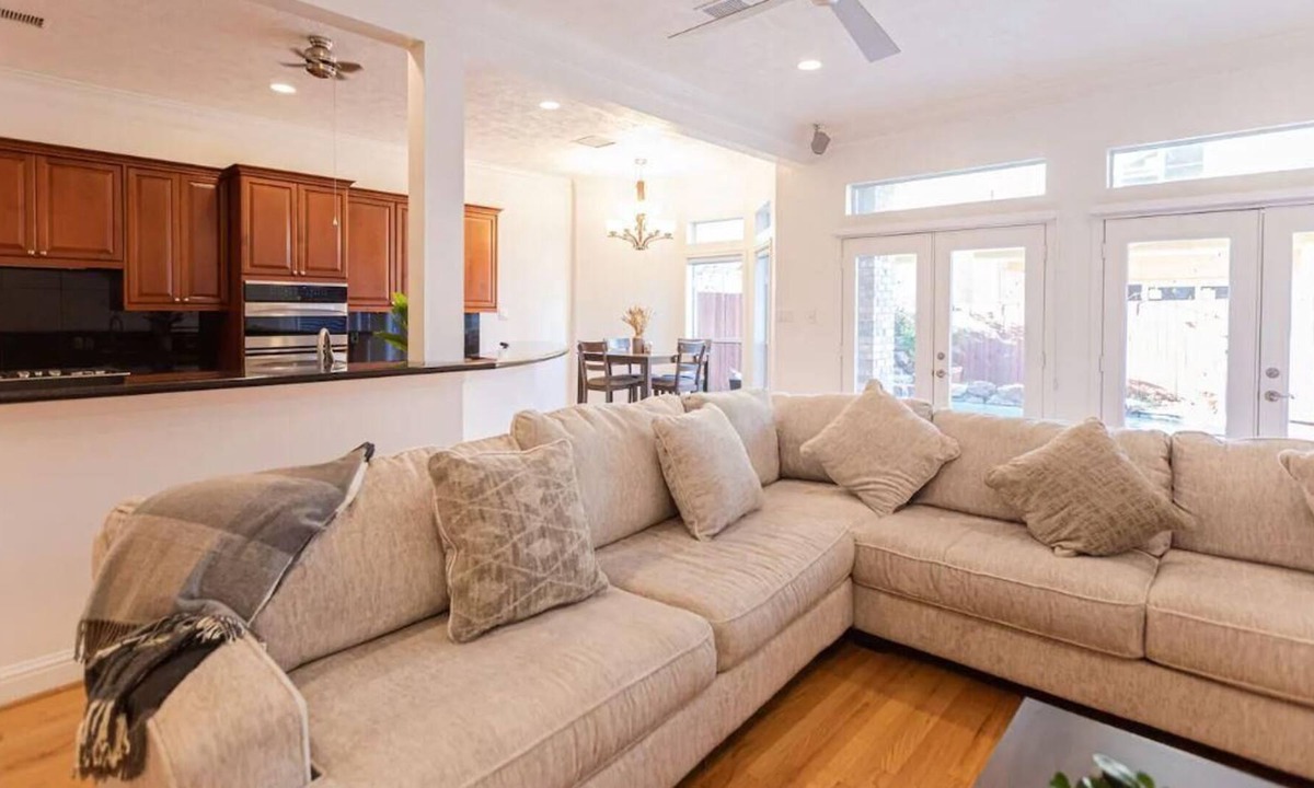 Houston Villa | Galleria | Luxury villa | Pool w/ waterfall
