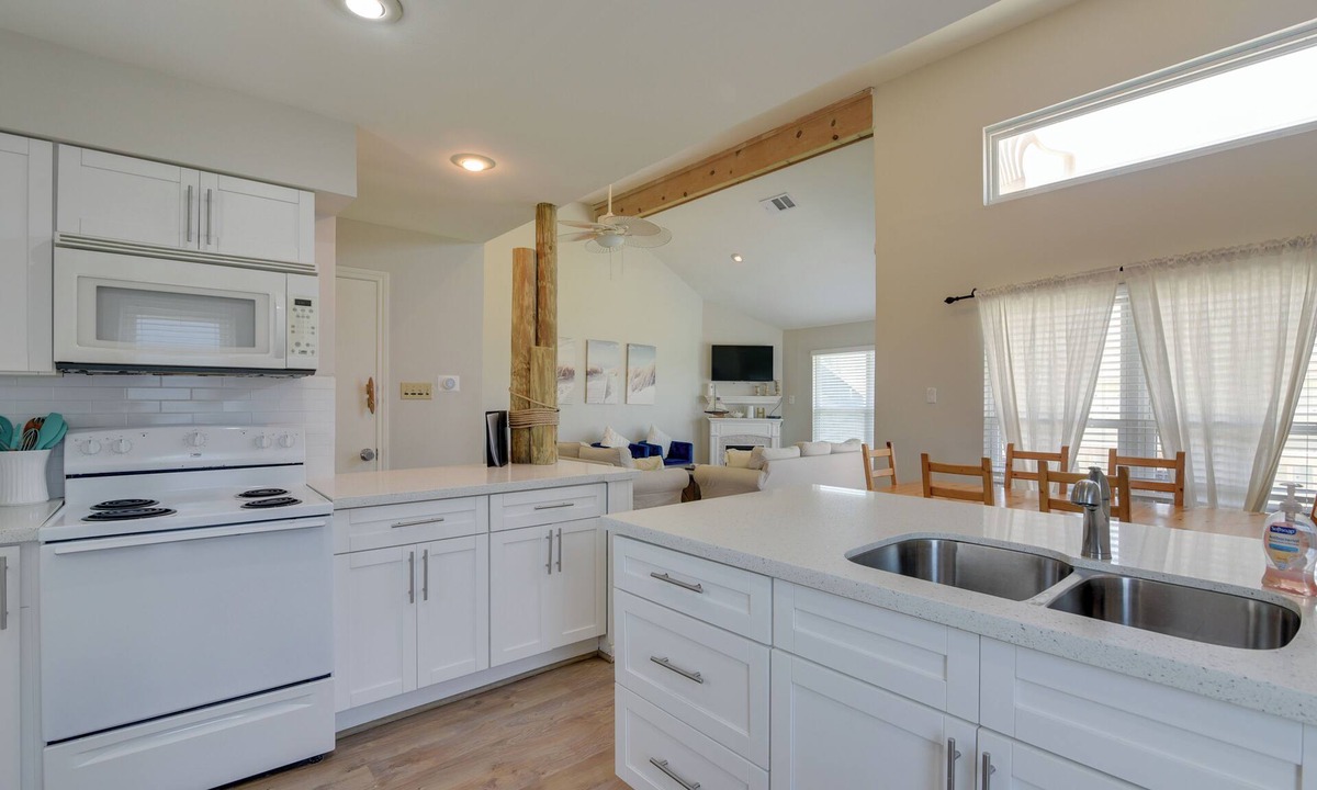 Galveston House | Galveston Townhome w/Balconies: Walk to Beach!