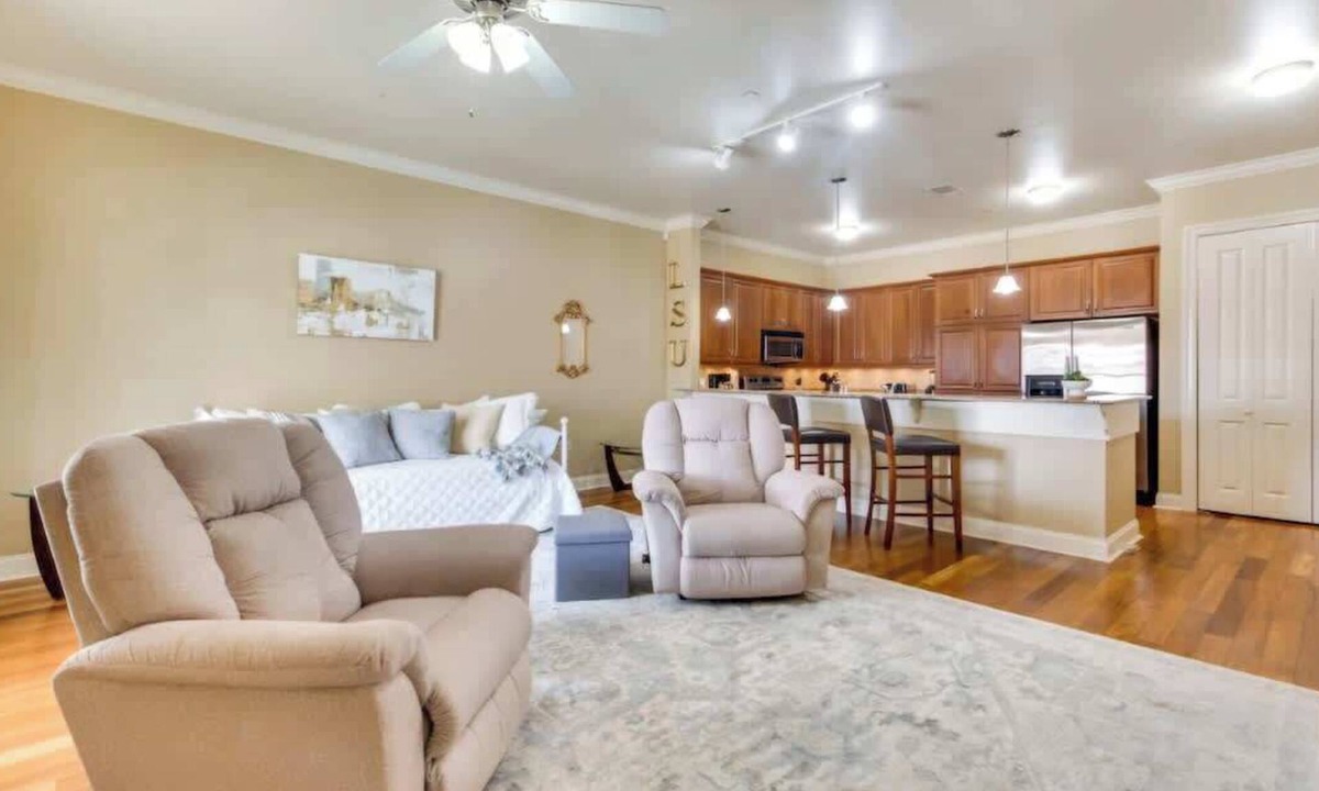 Highlands - Perkins Condo | Game Day Getaway - Steps to LSU