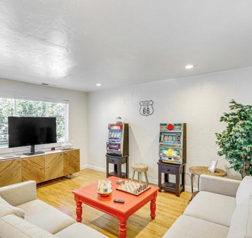 Southeast Boise House | Game Night Downtown - BSU - Slots - Over 100 Games