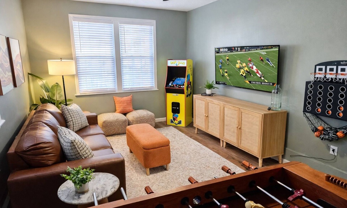 Valdosta House | GAME ON! 4BR Family FUN House, 6 TVs & 2 Recliners