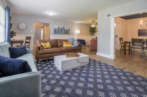 Savannah House | Game Room - 100 inch projector - By Marsh