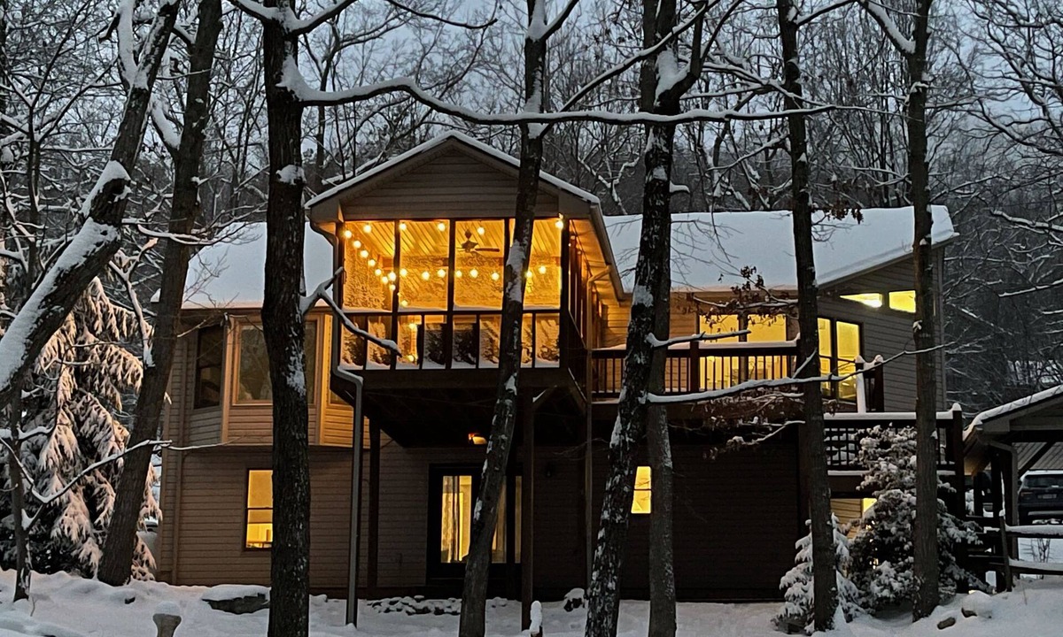 McGaheysville House | Game Room~Grill~Screen Porch~Fireplace~Top of Mountain~Walk to Most Amenities