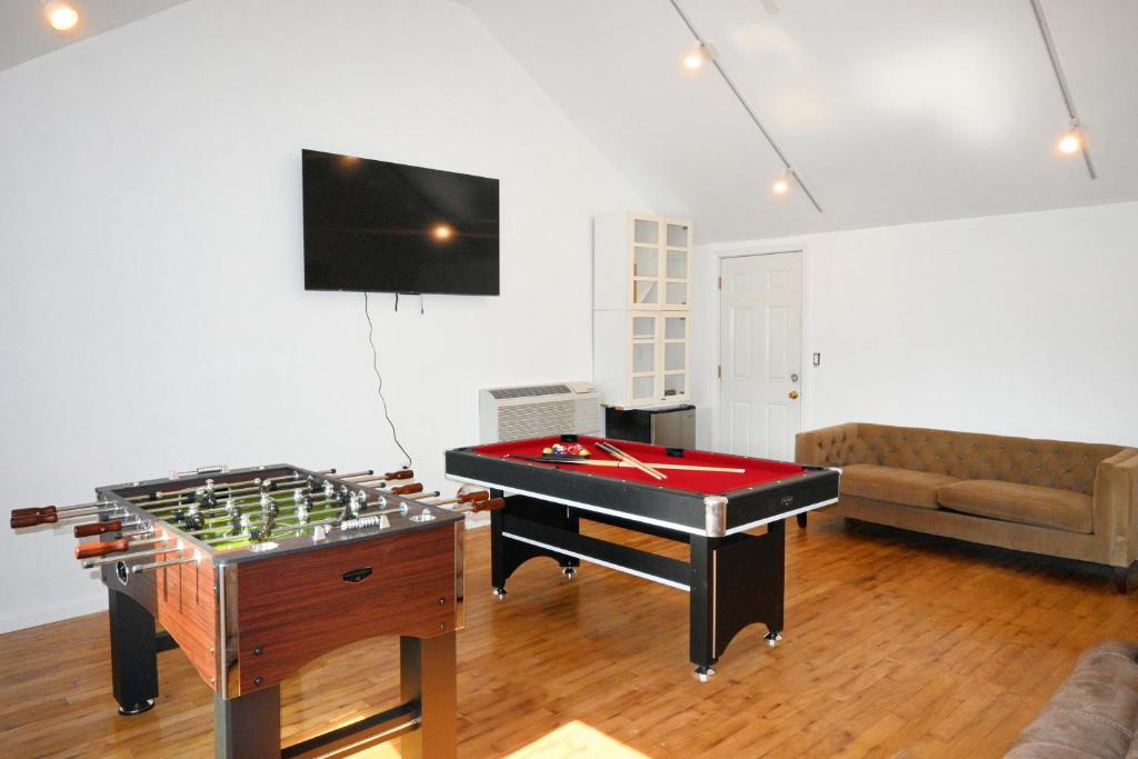 New Haven Villa | Game Room Near Yale