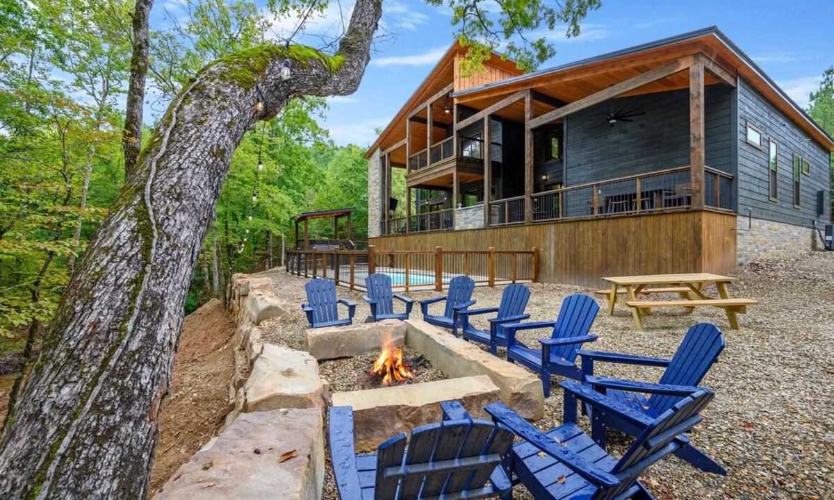 Broken Bow Cabin | Game Room - POOL - 4 King Bedroom + Bunk Room with Spacious Patio on a Creek!