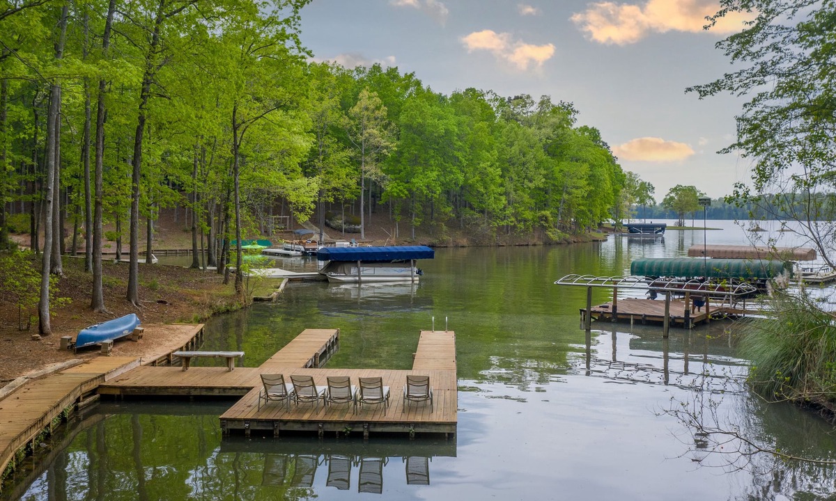 Eatonton House | GAME ROOM, QUIET COVE & DOCK! LAKEFRONT! SLEEPS 16