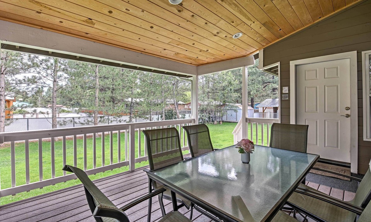 Pinetop-Lakeside Cottage | Game Room, Yard, Deck & Fireplace: Lakeside Home