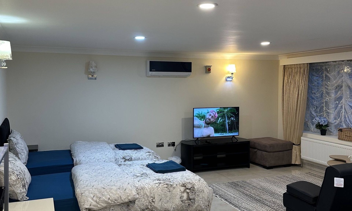 Barkingside Apartment | Gants Hill studio with parking