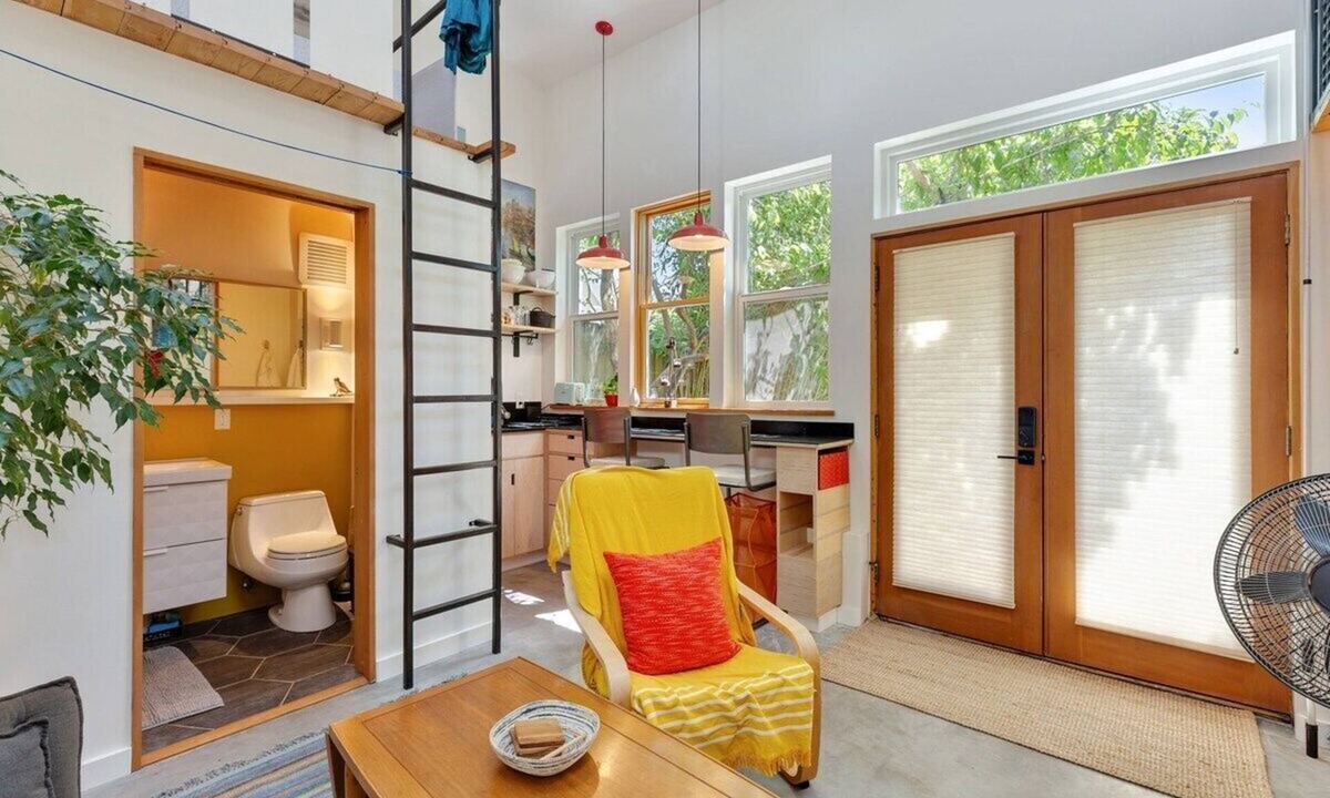 Miller Park Apartment | Garden Artist Loft Studio