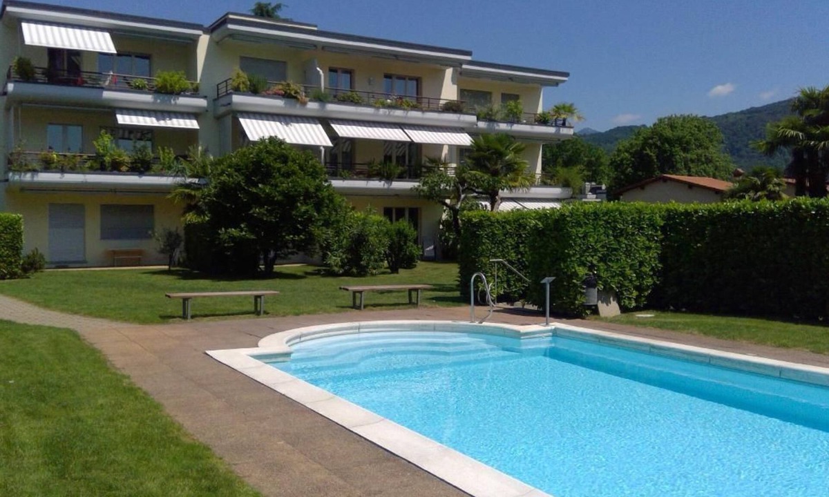 Caslano Apartment | Garden flat in Ticino with swimming pool