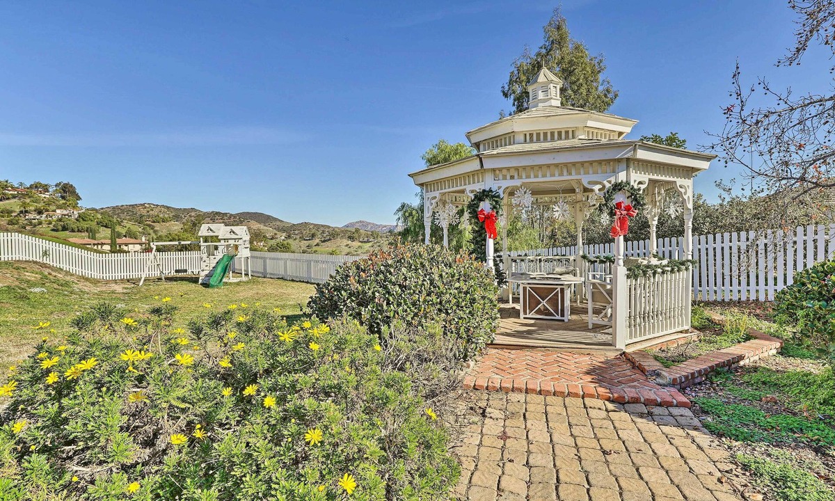 Fallbrook House | Garden, Gazebo & Fire Pit: Fallbrook Home!