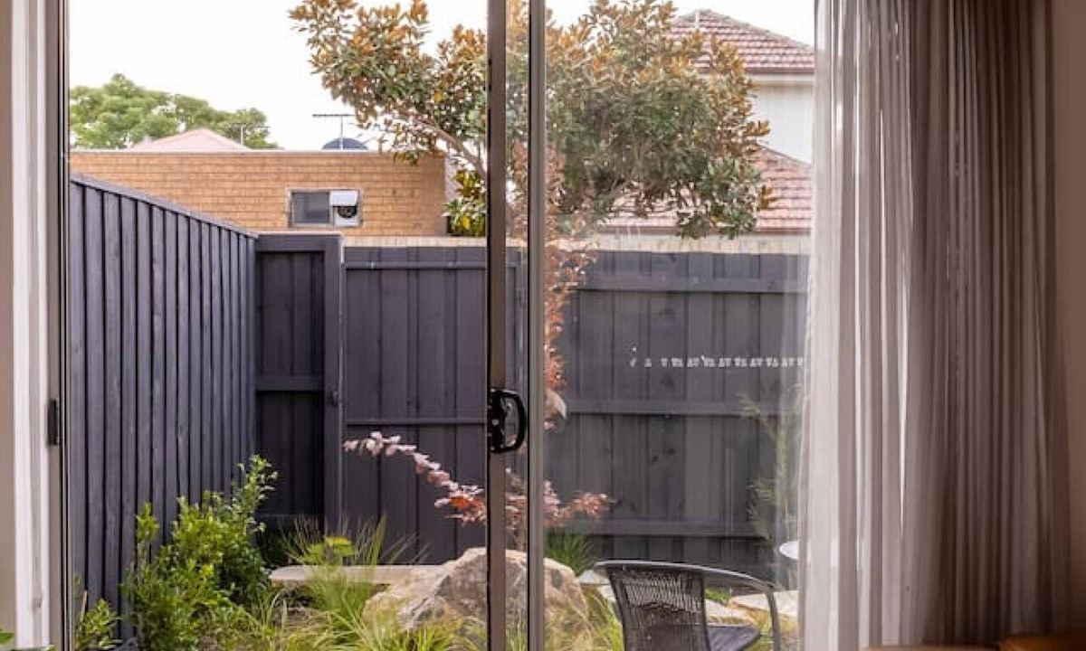 Brunswick North Apartment | Garden Gem: Coburg Leafy Apt.