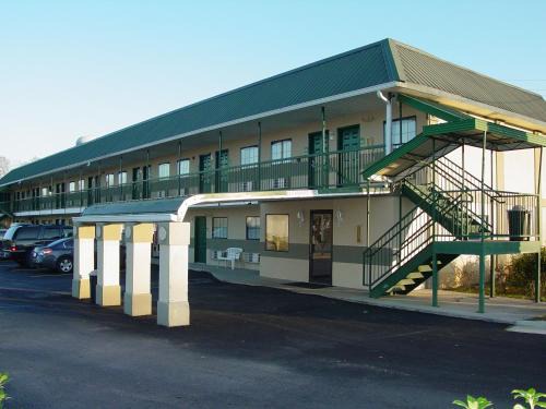 Rockmart Hotel | Garden Inn & Suites