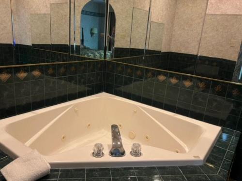 New Castle Hotel | Garden Inn