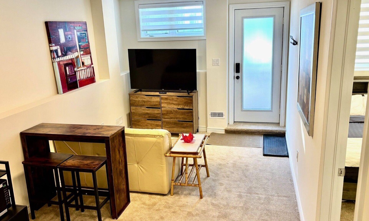 Vaughan House | Garden-Level 1-Bedroom Suite with Private Entrance