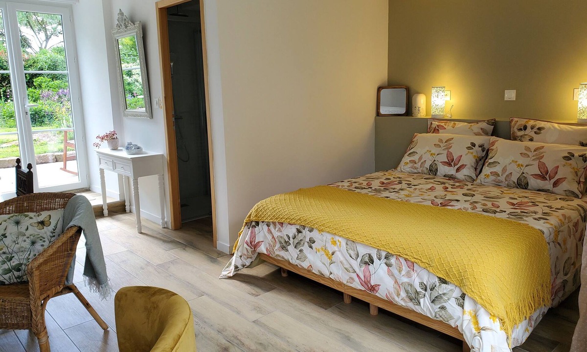 Saint-Fraimbault Bed & Breakfast | Garden-level B&B in the Normandy countryside