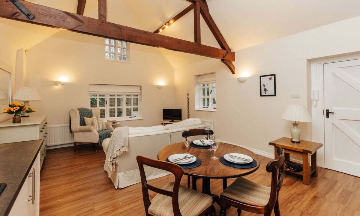 Didcot Cabin | Garden Lodge - pet friendly
