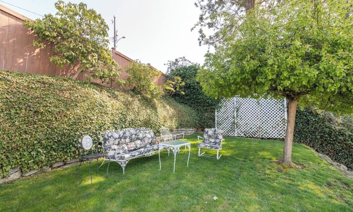 Alki House | Garden Retreat Deck Dining + Fire Pit