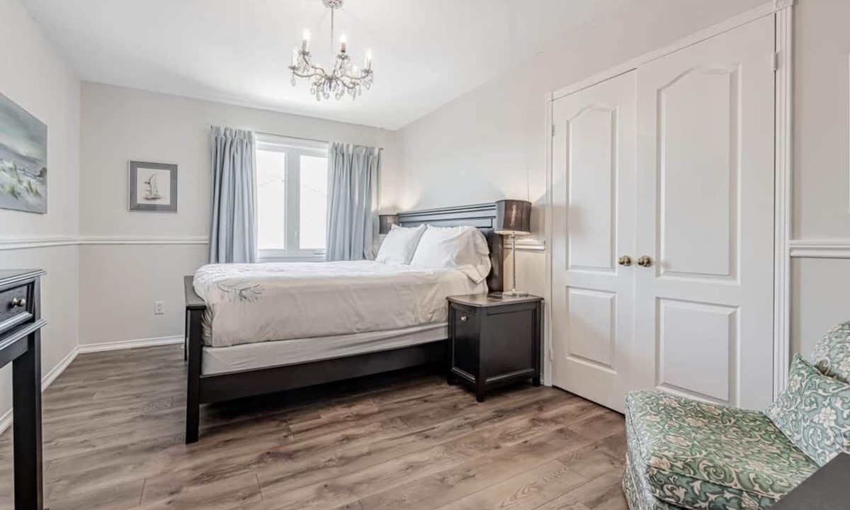 Historic Old Town House | Garden View – Shared Bathroom