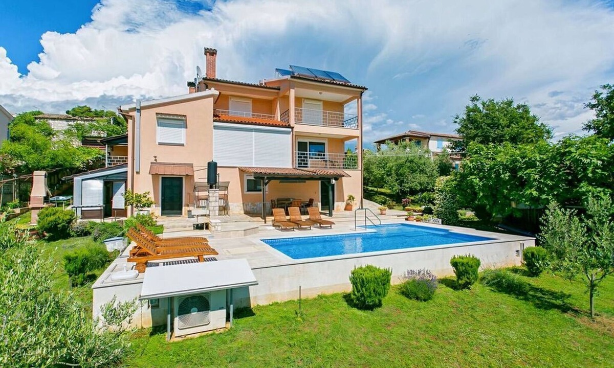 Fuskulin Apartment | Garden with pool and barbecue, air conditioning, wifi, quiet location