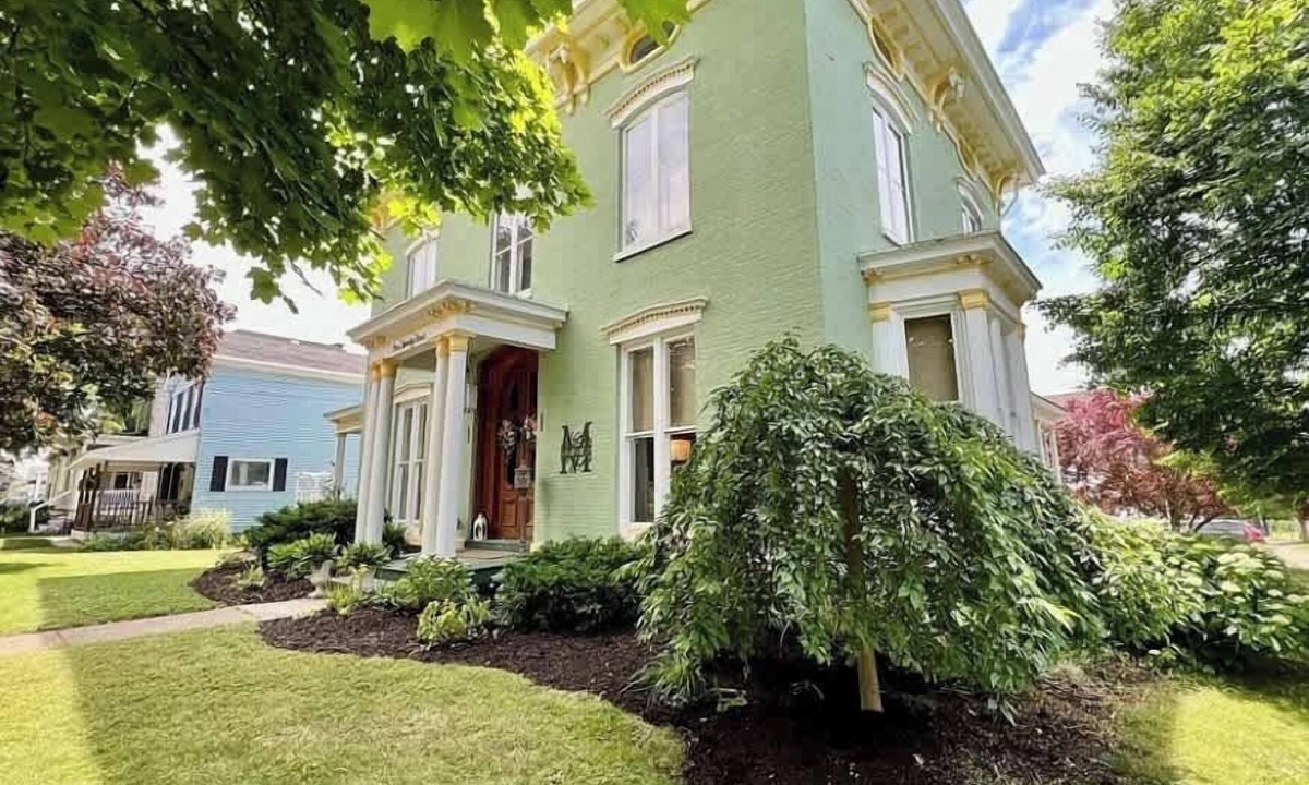 Oswego Bed & Breakfast | Gardenia Suite - The Belvedere Inn