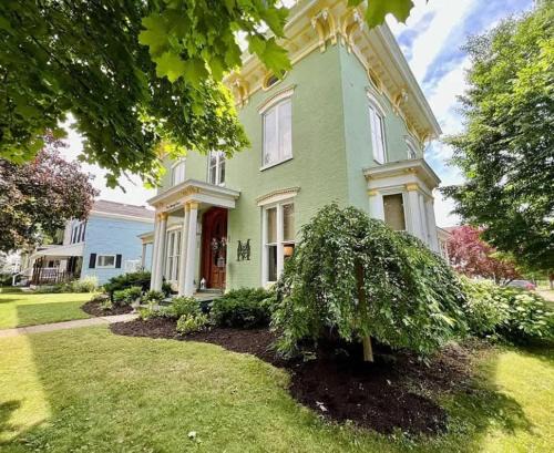 Oswego Bed & Breakfast | Gardenia Suite - The Belvedere Inn