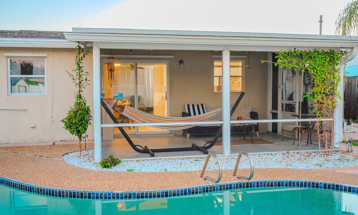 Palm Beach Gardens Hotel | Gardens Getaway w/Private Pool & Yard