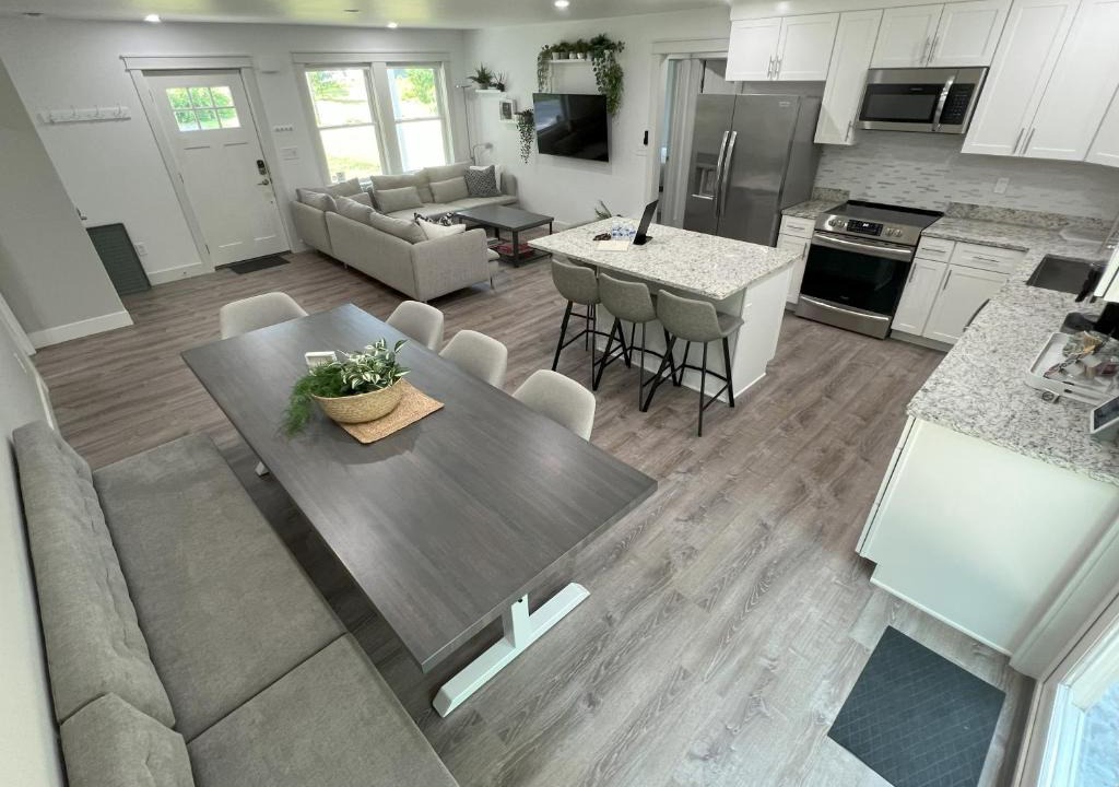 Salem House | Gardner Lake 2 Queen/1King/2 Bath/Laundry- Private