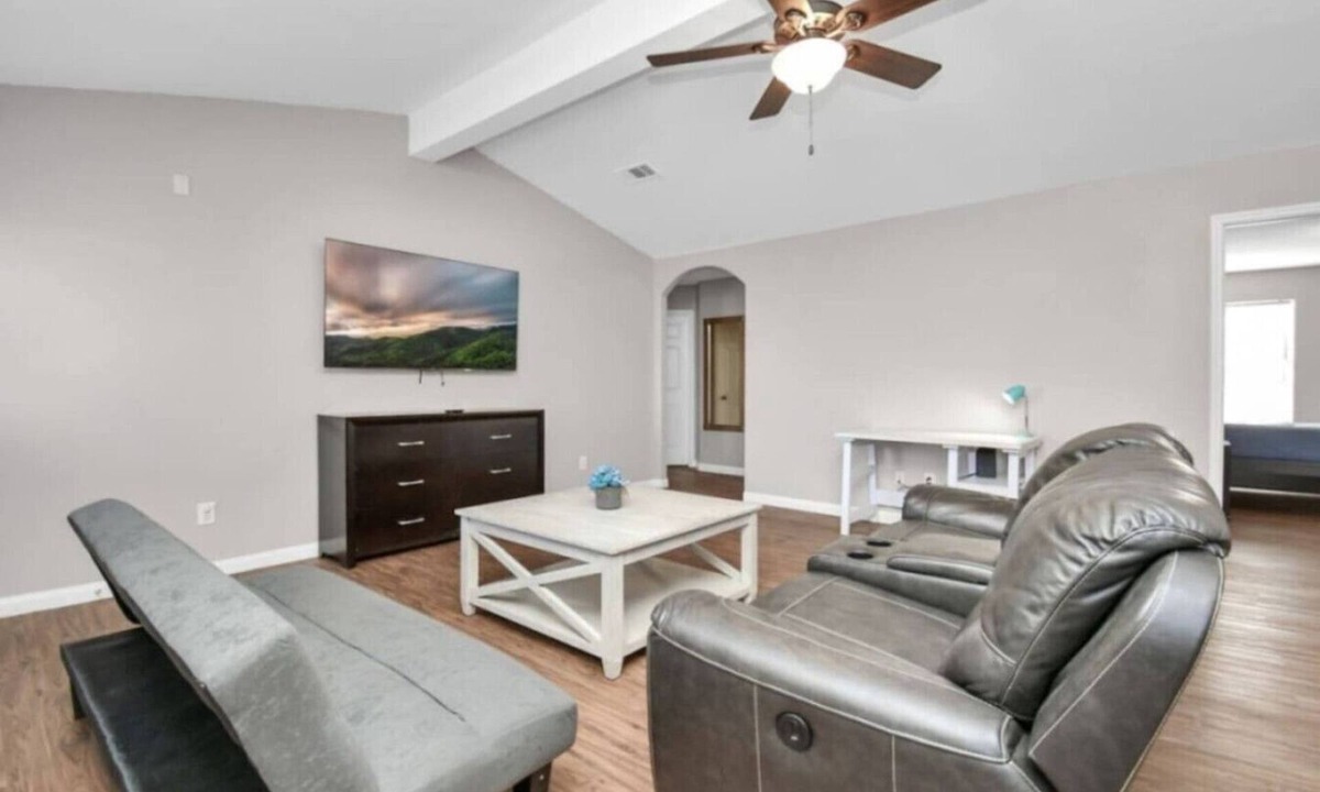 Iowa Colony House | Garnet: Beautiful Gated Rental | Handicap Accessible