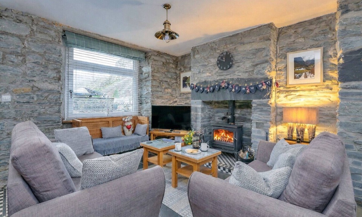 Rhiwbryfdir House | Garreg Ddu