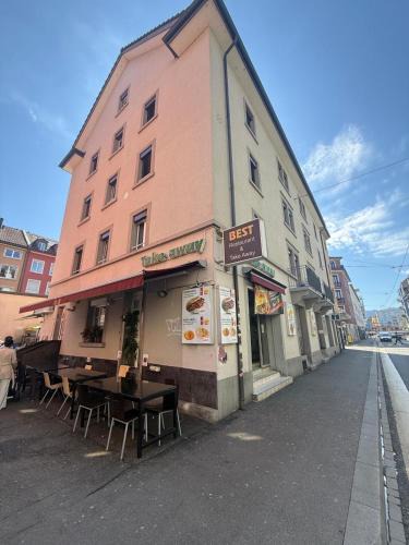 Gewerbeschule House | Gasthaus210