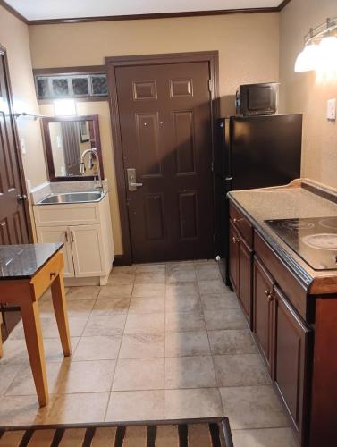 Baton Rouge Apartment | Gated 2 Double Bed Studio with Full Kitchen 118