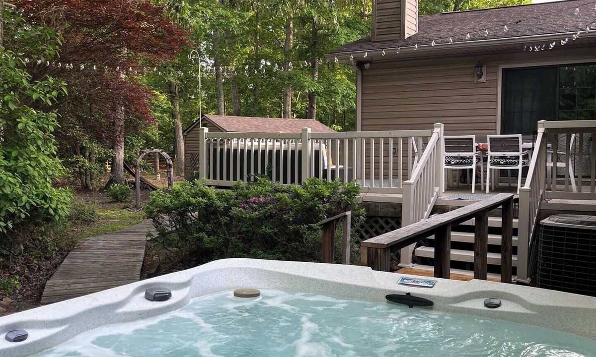 Windwood Coves House | Gated 4 BR, With Lake Access, HotTub