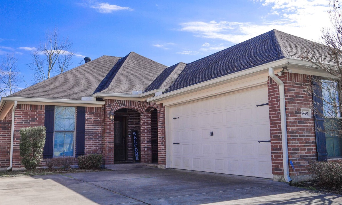 Voth House | Gated Community entire house w/ fenced backyard