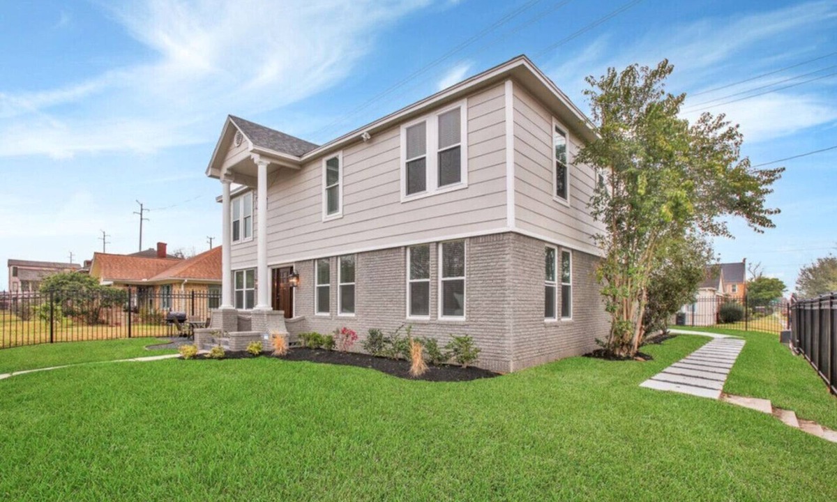 South Central Houston House | Gated Home and Parking | Sleeps up to 24
