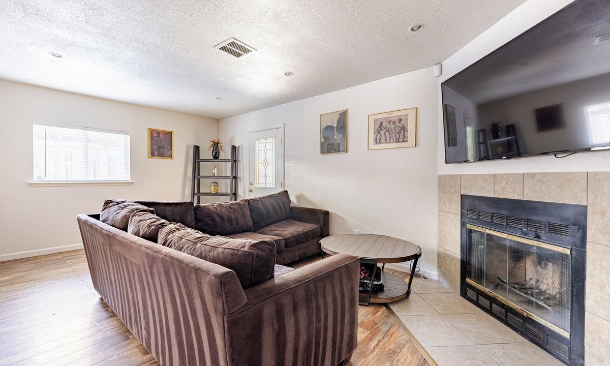 Southeastern Sacramento House | Gated home w/backyard retreat