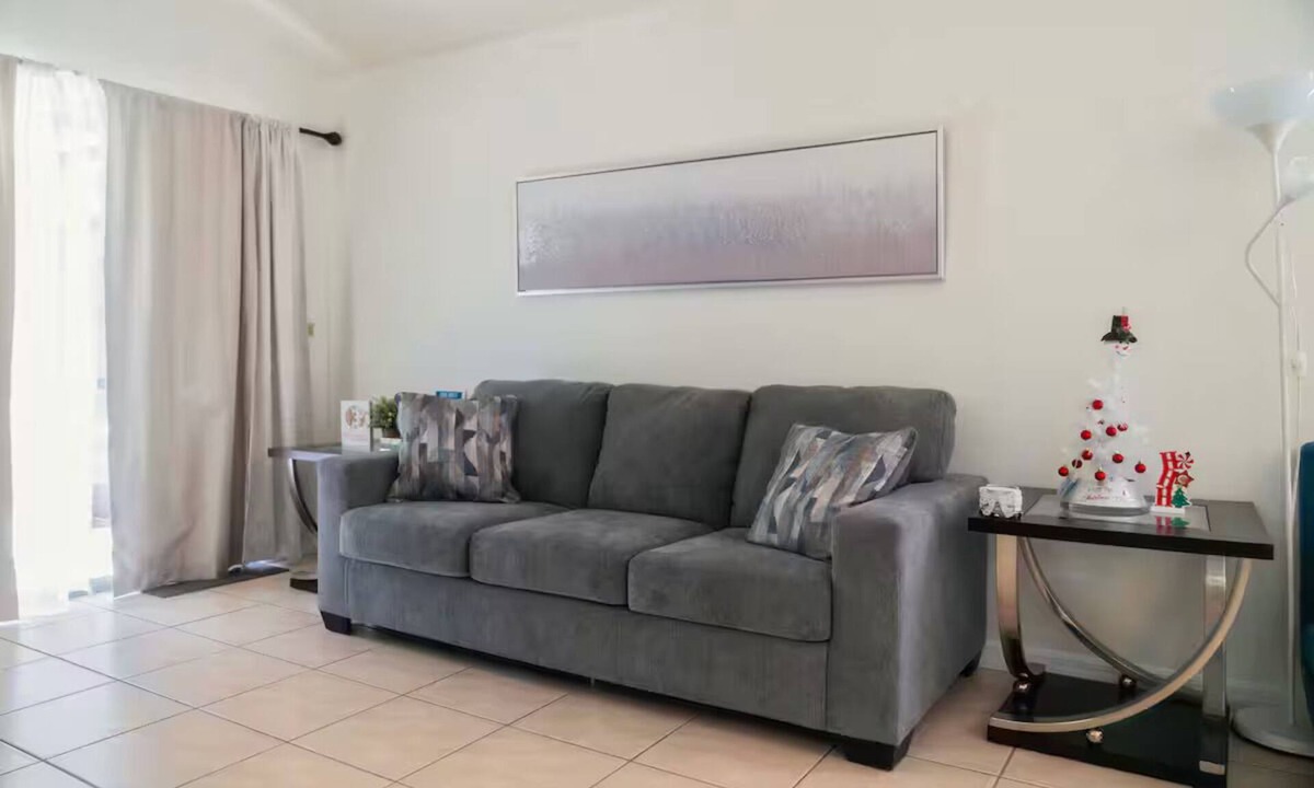 Lake Berkley House | Gated Pool Home 20 Min to Disney, Uni, MCO,