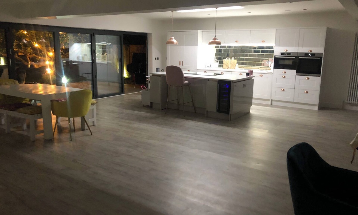 Rushmoor District House | Gated property! Open plan at its best