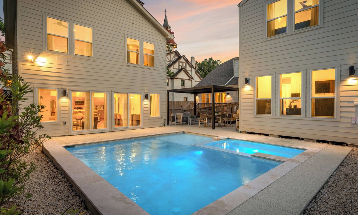 South Central Houston House | Gated Resort 2 Homes 9BR Ensuites Slps27 Pool
