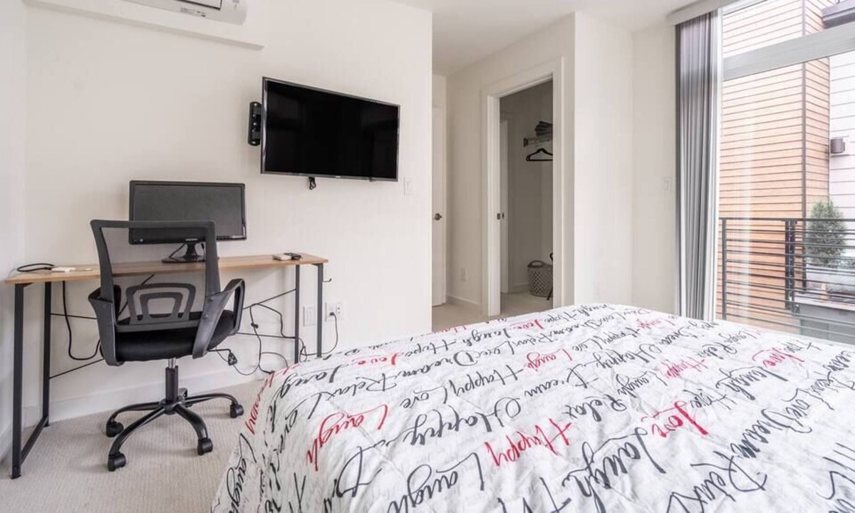Roosevelt House | Gated Townhome Near Downtown Seattle (Green Lake)