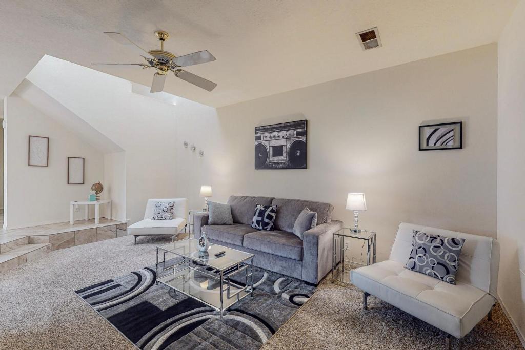 Northeast Heights House | Gated Townhome with 2 Master Suites and Jetted tub